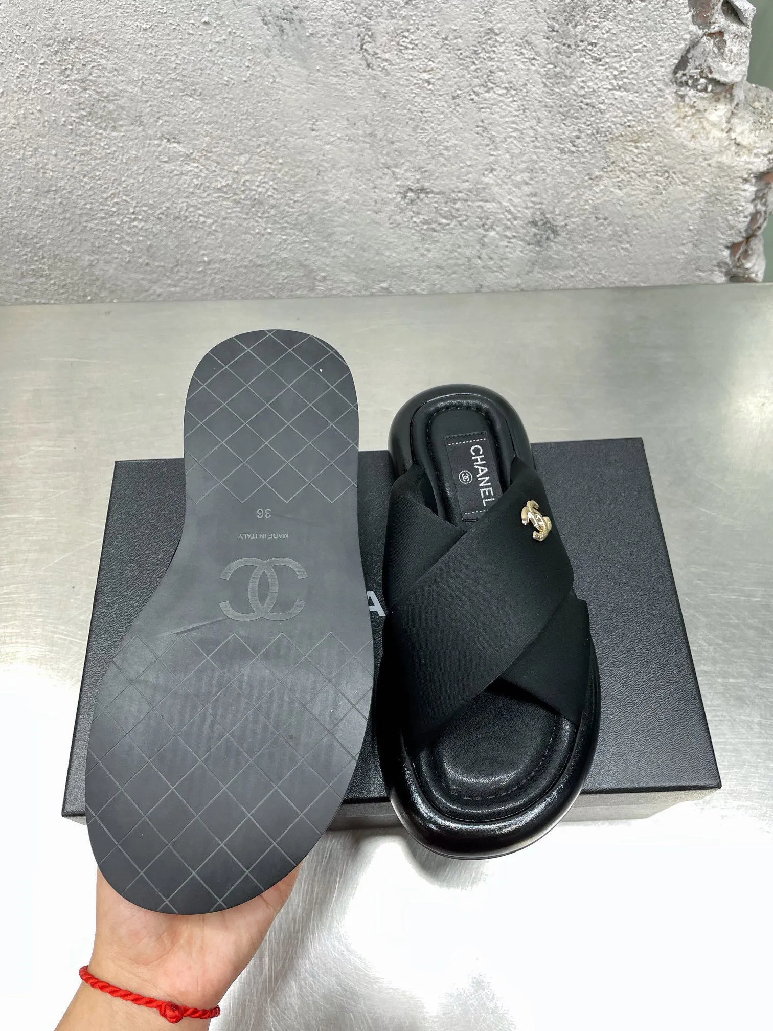 👟👟Ex-factory price 360👟👟 Chanel new summer Mier cross slippers bread sandals beach sandals original purchase and development production Xiaoxiang 2022 new summer slippers Chubby bread flip-flops are very popular this season Thick soles with super thick padding are like stepping on bread or clouds ☁️ Super strong wrapping feeling! Exquisite packaging at the delivery counter 🛍📦 Fabric: Original customized imported Lycra Lining: Original customized soft velvet lining Sole: Exclusive molded ultra-light foam outsole Thickness: 3CM▪️Size: 35-40